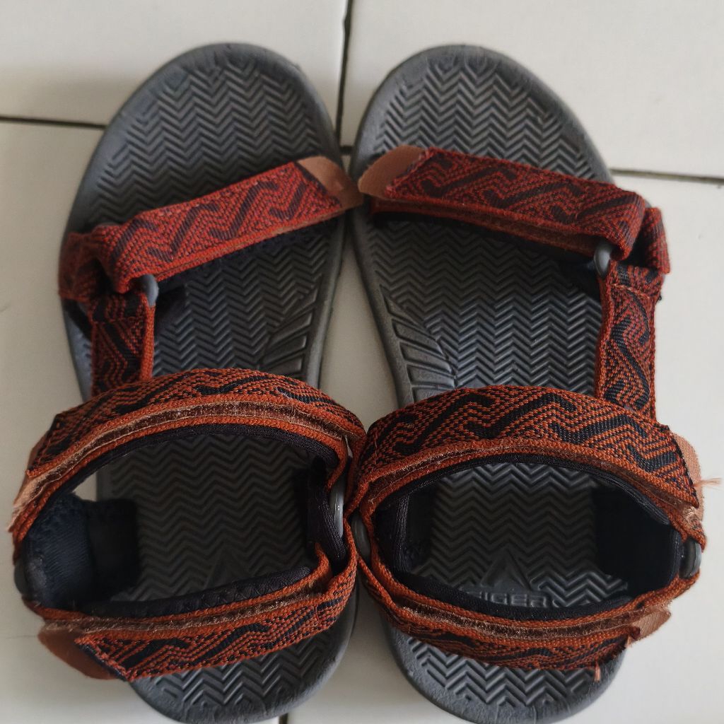 PRELOVED SENDAL GUNUNG EIGER SIZE 34