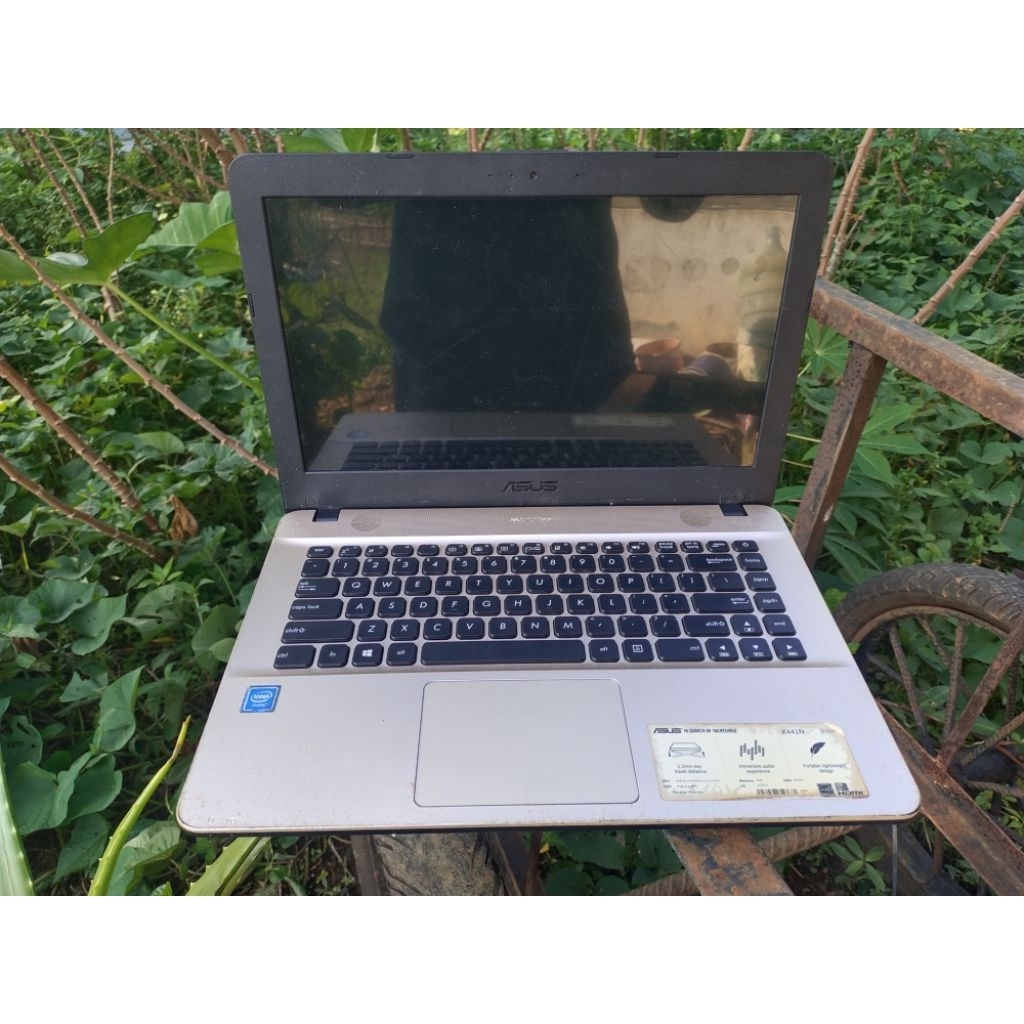 Laptop ASUS VivoBook 14 X441N atau X441NA Processor: Intel Celeron N3350 UVGA UHD Graphics 600
