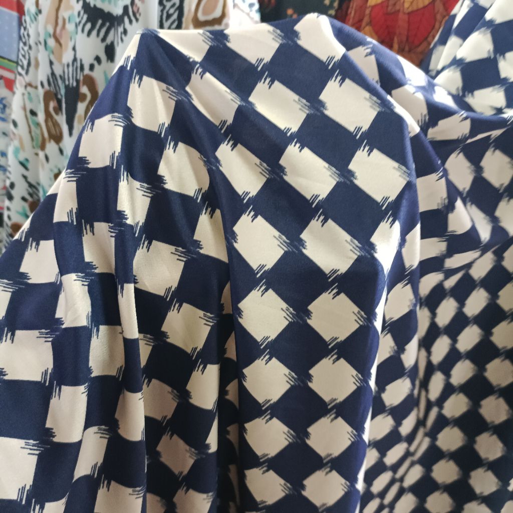 Kain Crepe Tebal Corak Motif Kotak - Kain Satin Crep premium - Kain Crep Meteran pilihan - lqb