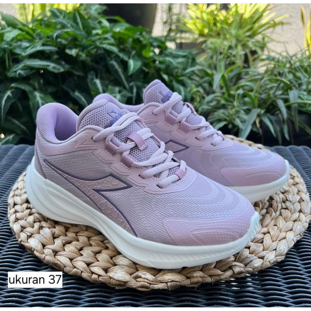 sepatu sport olahraga wanita runing diadora cewek