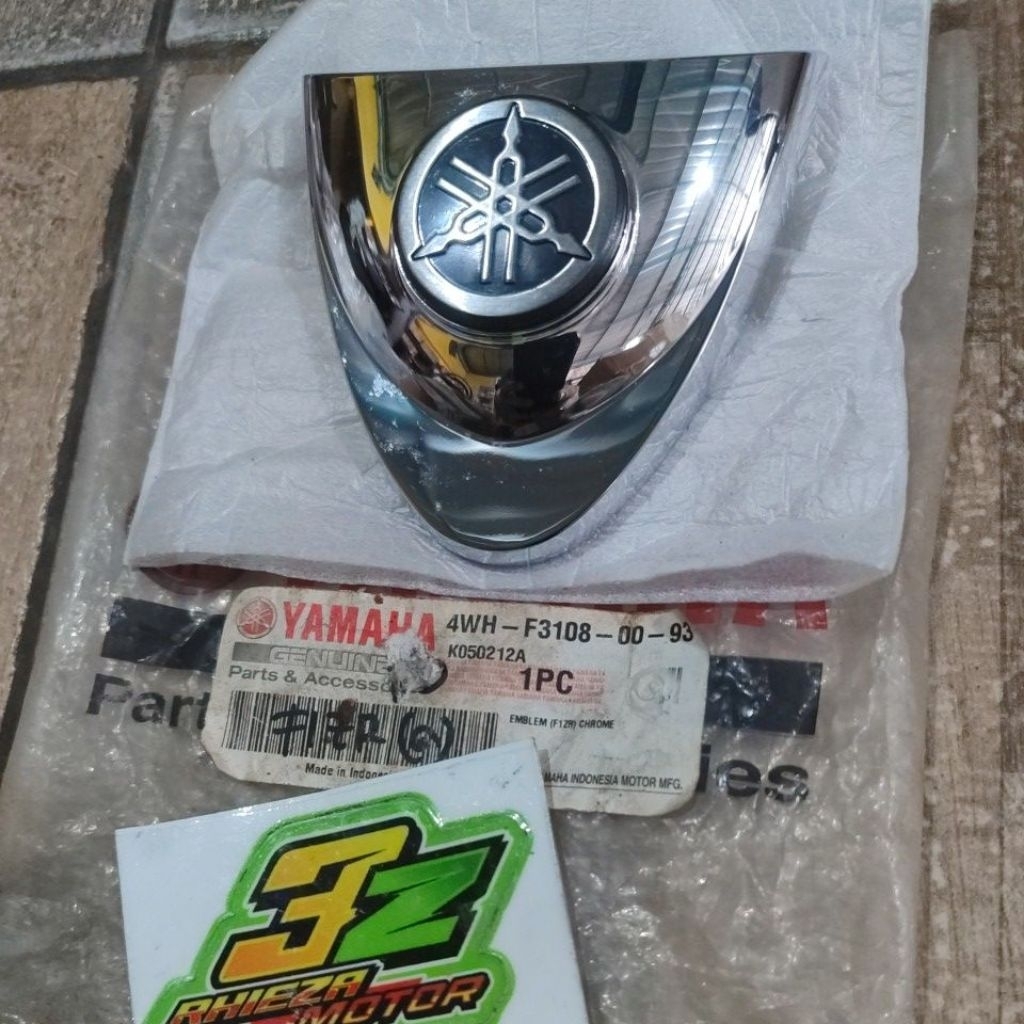 Emblem logo dada dasi panel depan F1zr Fizr 4WH chrome krom original baru YGP nos / 4WH-F3108-00-93