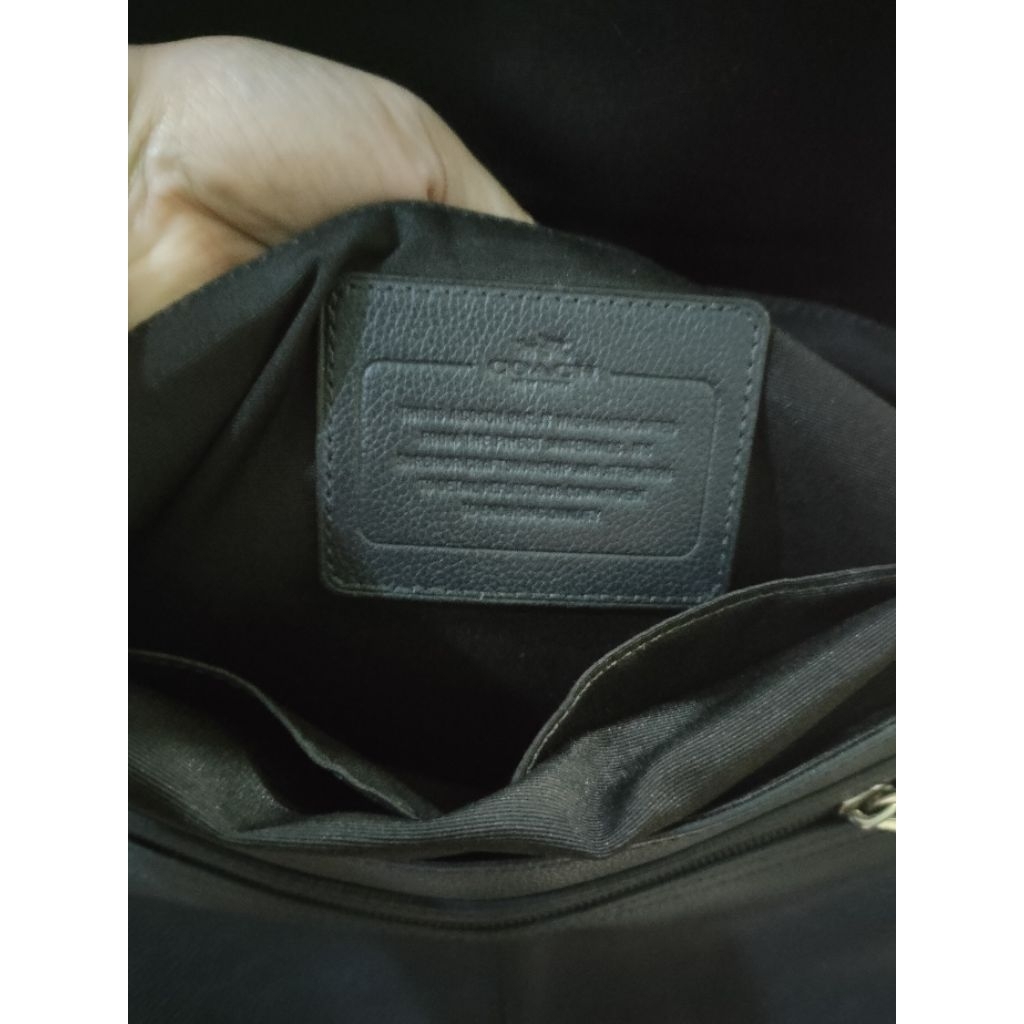 Tas selempang warna navy merk Coach