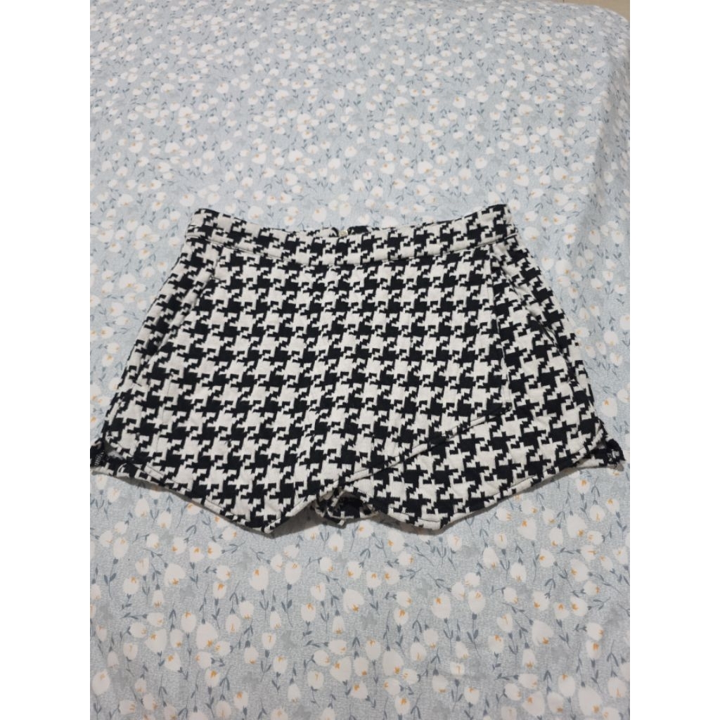 stradivarius skort houndstooth preloved