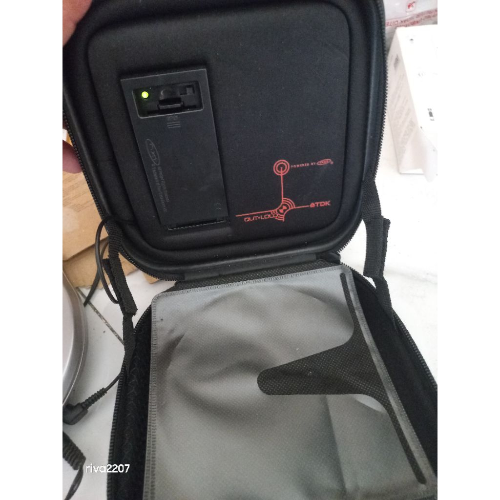 tempat cd - speaker untuk discman