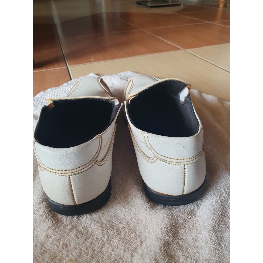 Preloved sepatu slip on pria  formal warna putih