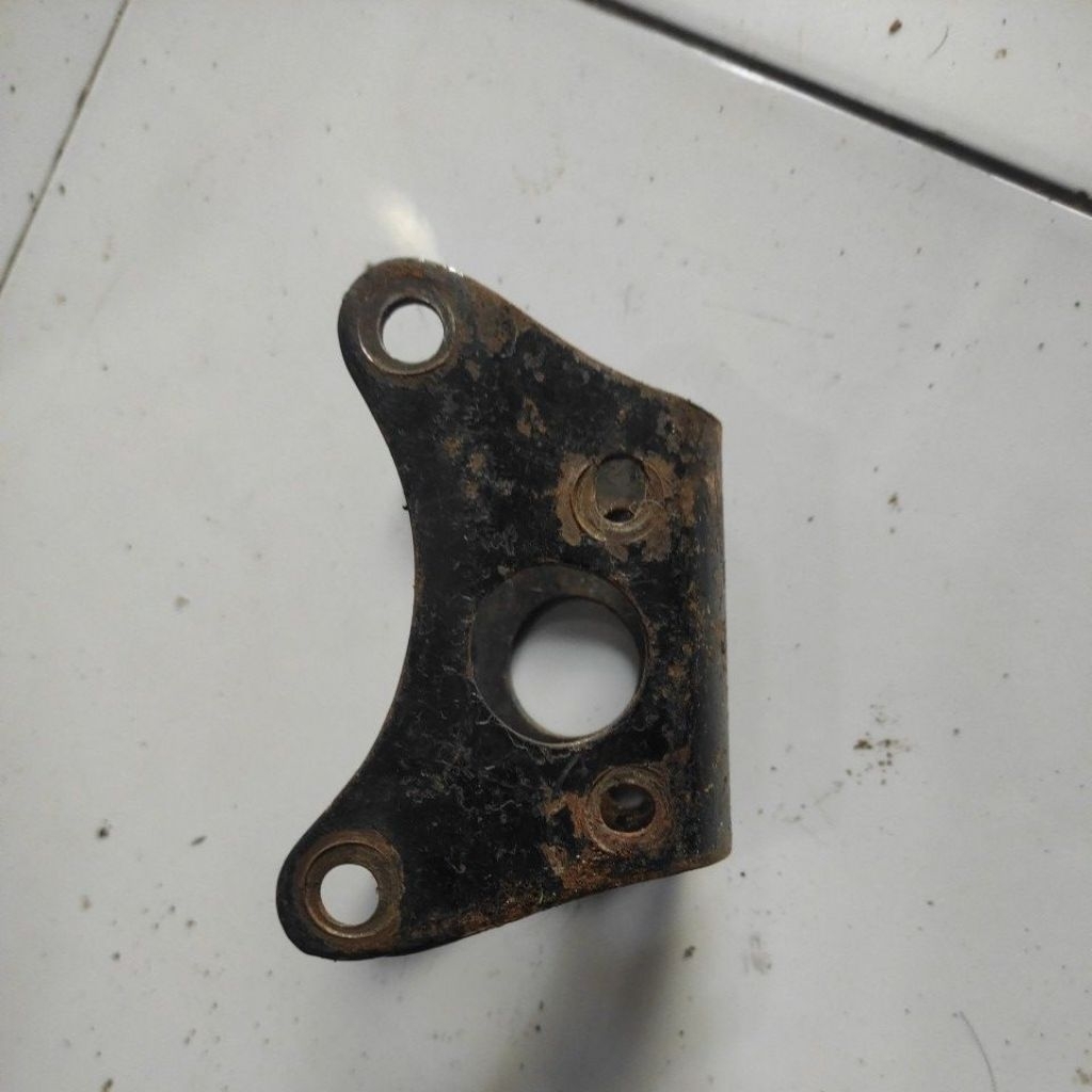 breket mesin gl100 tahun 79 ori