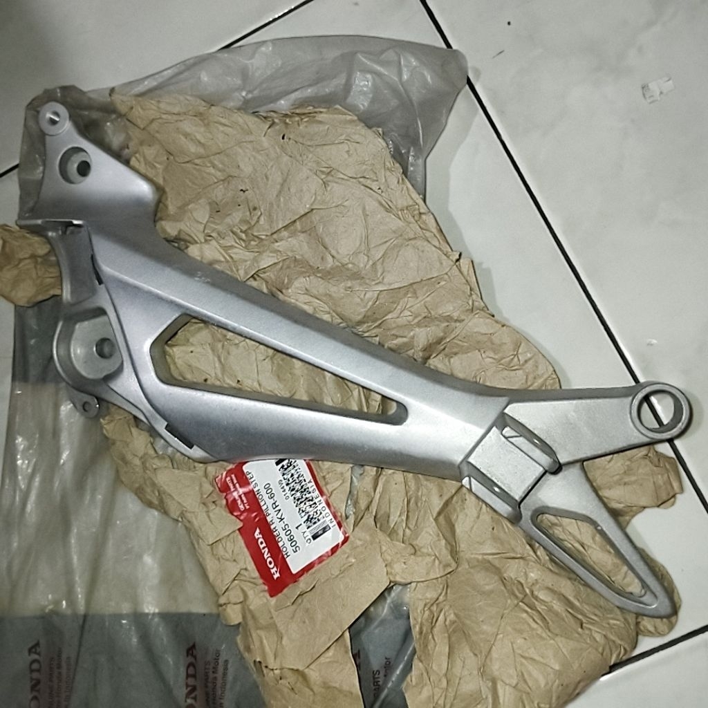 50605KVR600 HOLDER R PILLION Rumah Footstep kanan only Honda Supra X 125 New 2007-2013 Rem tromol or