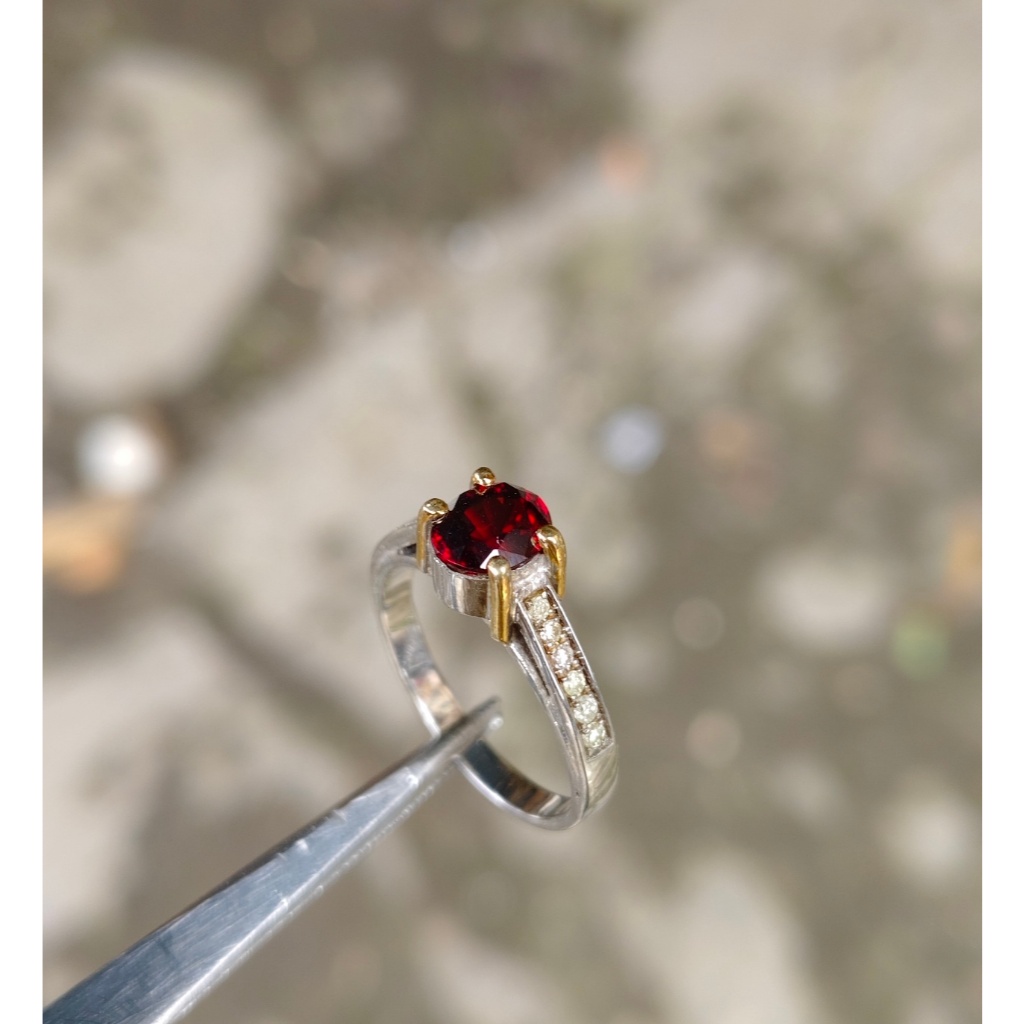 Cincin wanita batu garnet samping berlian eropa
