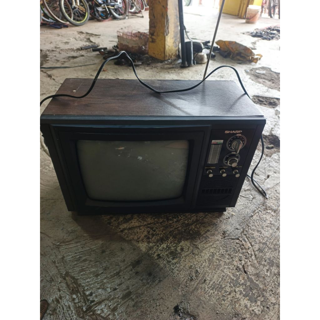tv hitam putih jadul 14 inch merk sharp untuk display cafe