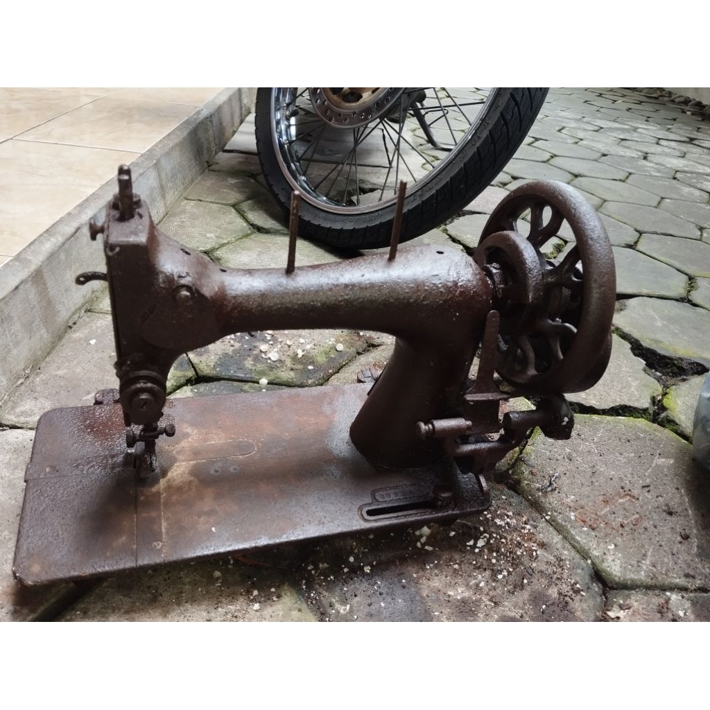 Mesin jahit engkol PFAFF antik unik