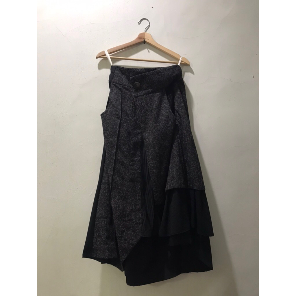 OLINE WORKROBE - FRONT PLEATED MIDI SKIRT IN BLACK TEXTURE