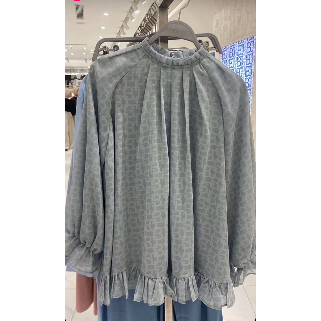 [NEW] BENANG JARUM MONOGRAM RUFFLE BLOUSE