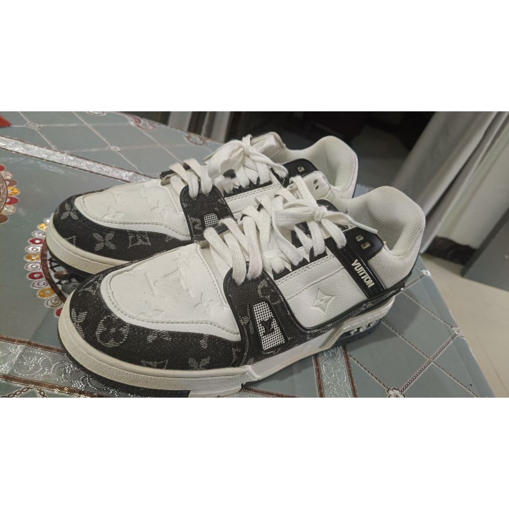 Sneaker LouisVuitton Black and White second branded