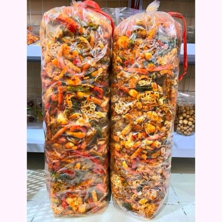 (KERUPUK SEBLAK MIX PEDAS DAUN JERUK ISI 2KG/BALL) ready basreng usus crispy kulit crispy baso aci i