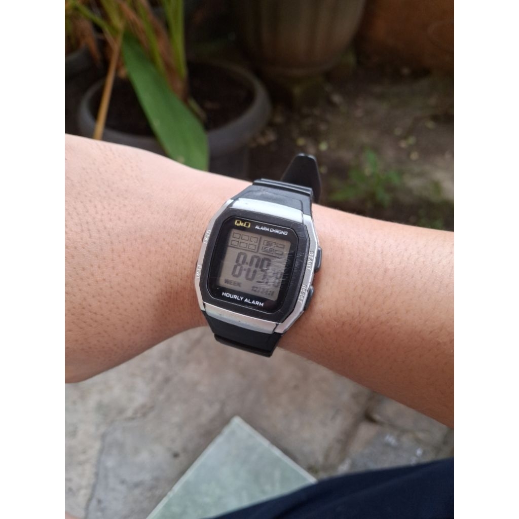 Jam Tangan Sport Digital QnQ