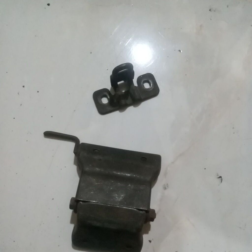 engsel jok+ pengait jok satria 2 tak