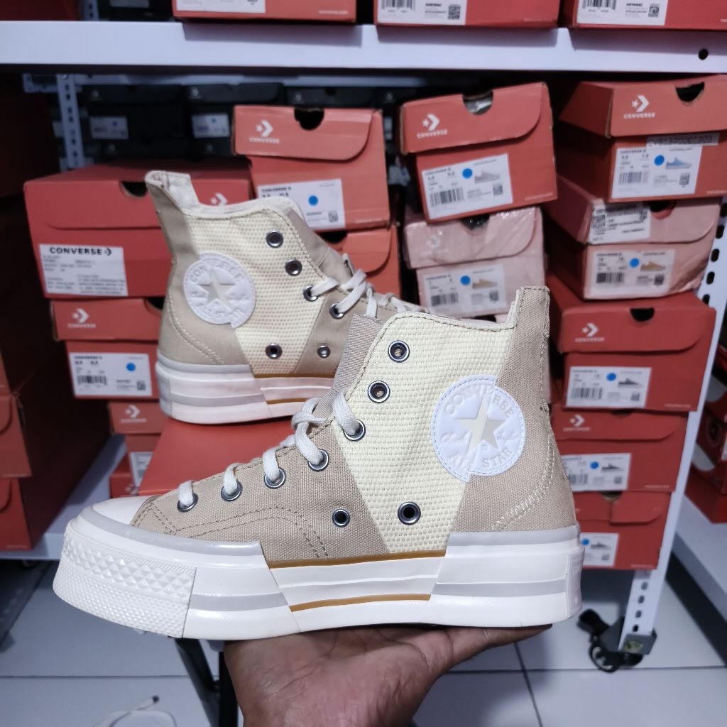 SEPATU CASUAL Converse Chuck 70s plus hi oat milk