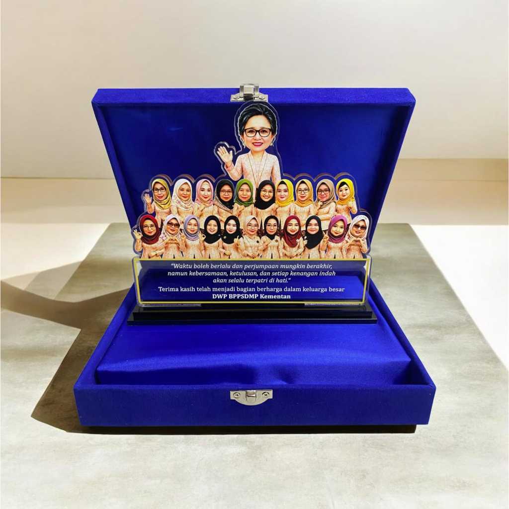Plakat Akrilik Karikatur Custom Hadiah Farewell Kenang Kenangan UV Premium