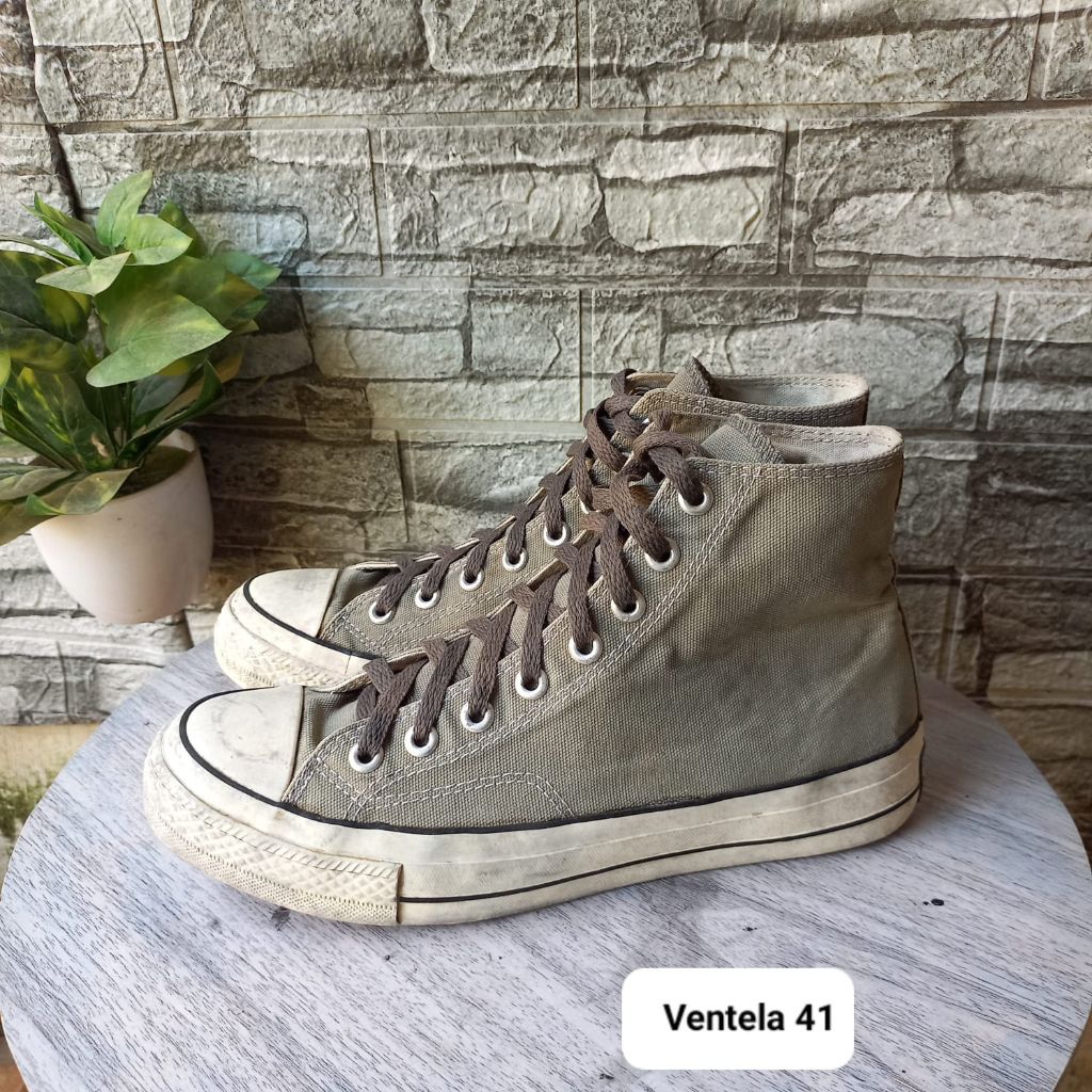 Sepatu second sneakers merk ventela size 41 insol 26cm