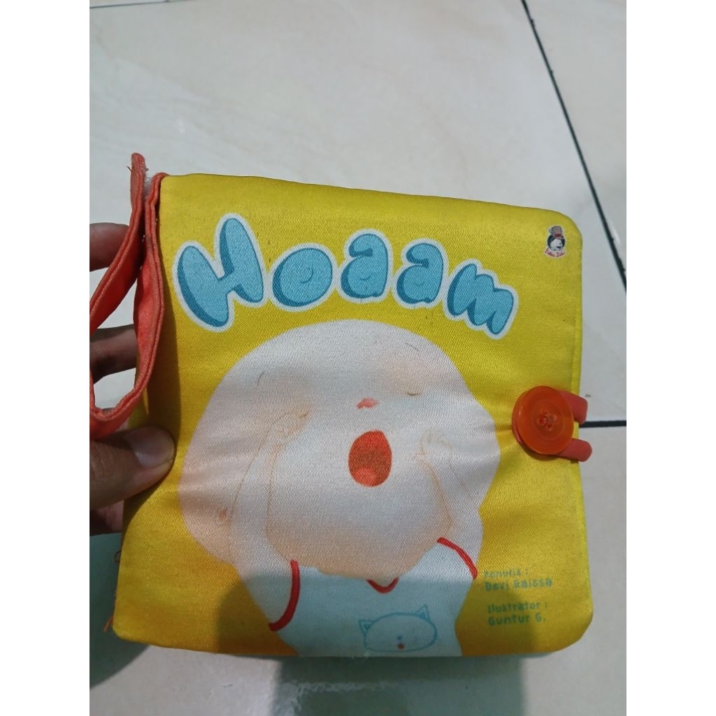 preloved buku bantal bayi Rabbit Hole judul Hoaam