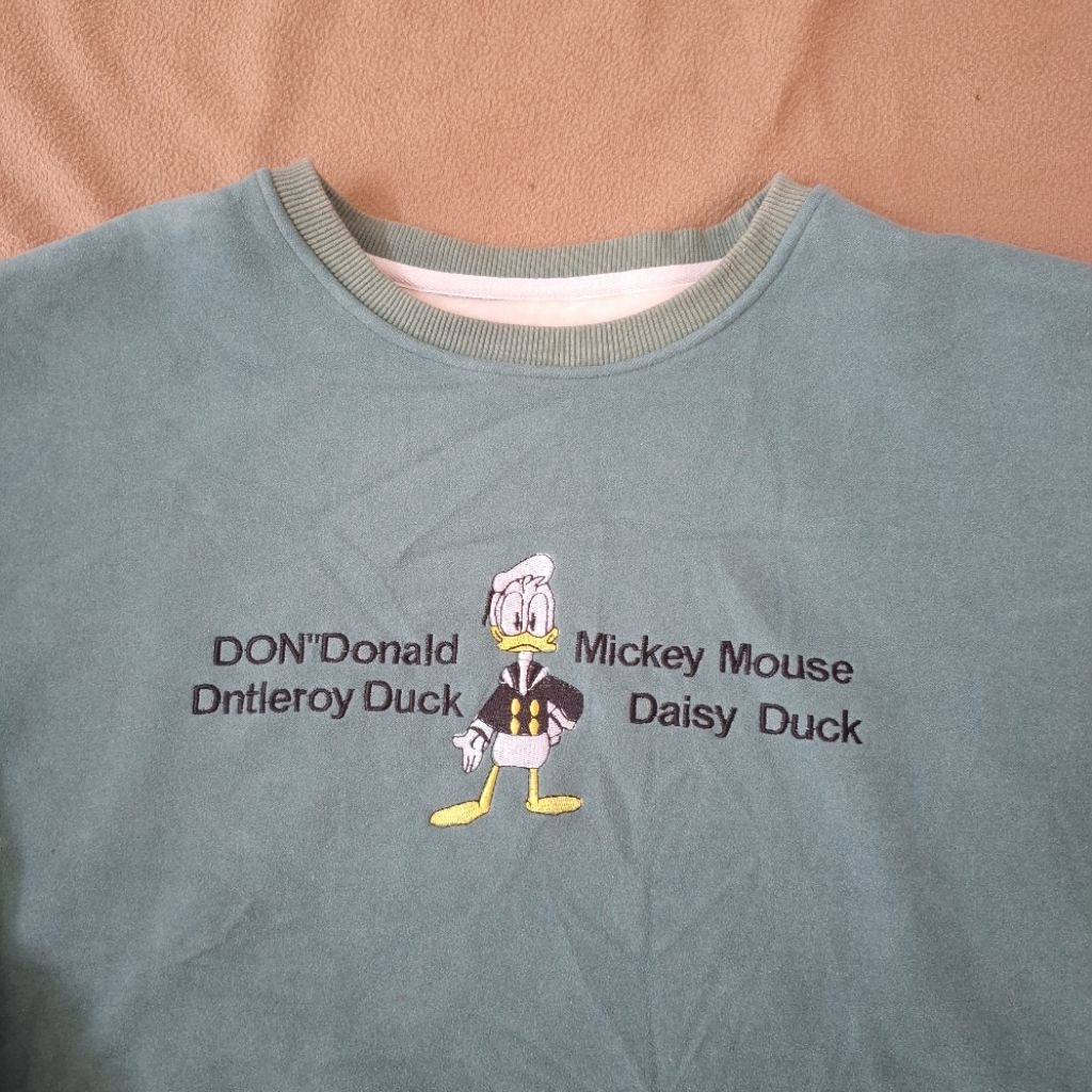 Preloved Sweater Crewnek Cowok Cewek Donald Duck Donal Bebek Tebal Masih Bagus