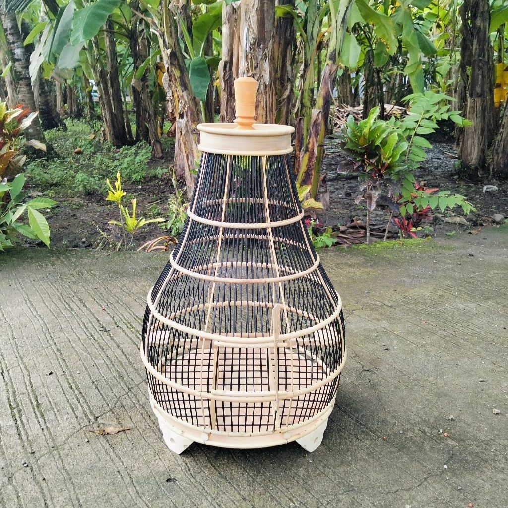 Sangkar Burung Perkutut Rotan Model Kerucut Jeruji Hitam Ambrukan