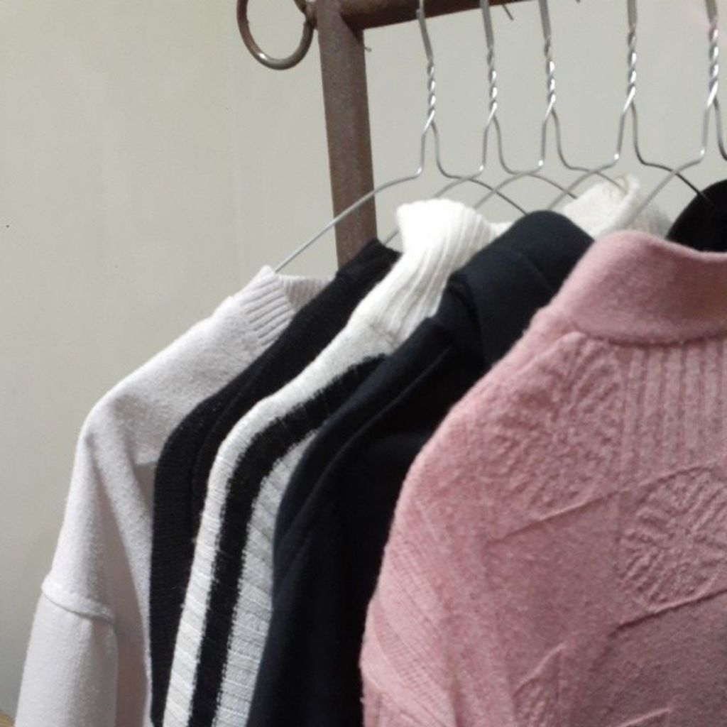 Baju Sweater Wanita Hitam Putih Garis-Garis (preloved)