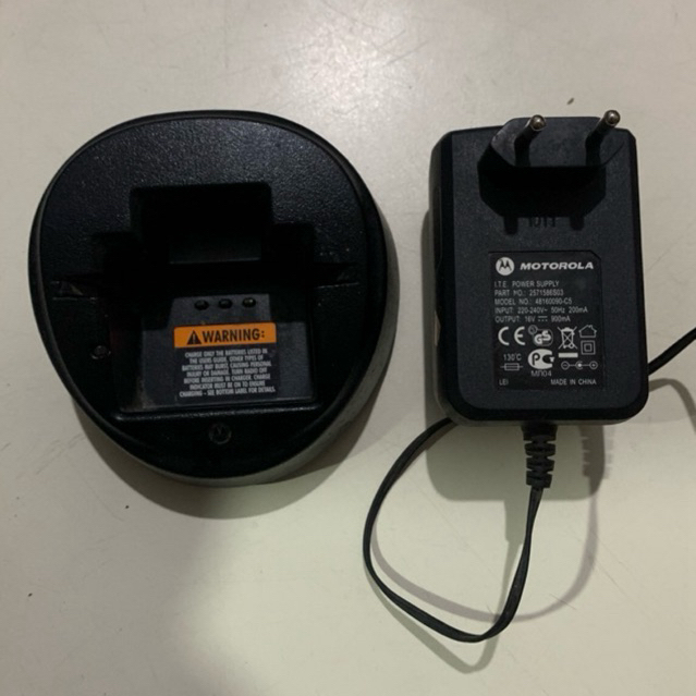 Satu Set Desktop Charger mangkokan + power supply adaptor HT Handy Talky Motorola base contact GP328