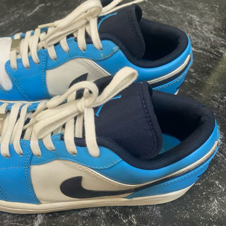 Sepatu NIKE Air Jordan 1 Low UNC dengan warna biru muda dan putih, bahan kulit, size 43 insole 27,5 