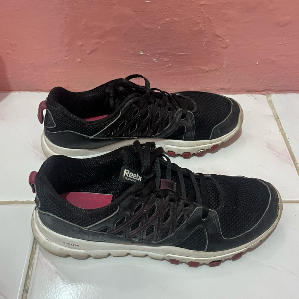 [PRELOVED] Sepatu Reebok Hitam Pink Ukuran 36