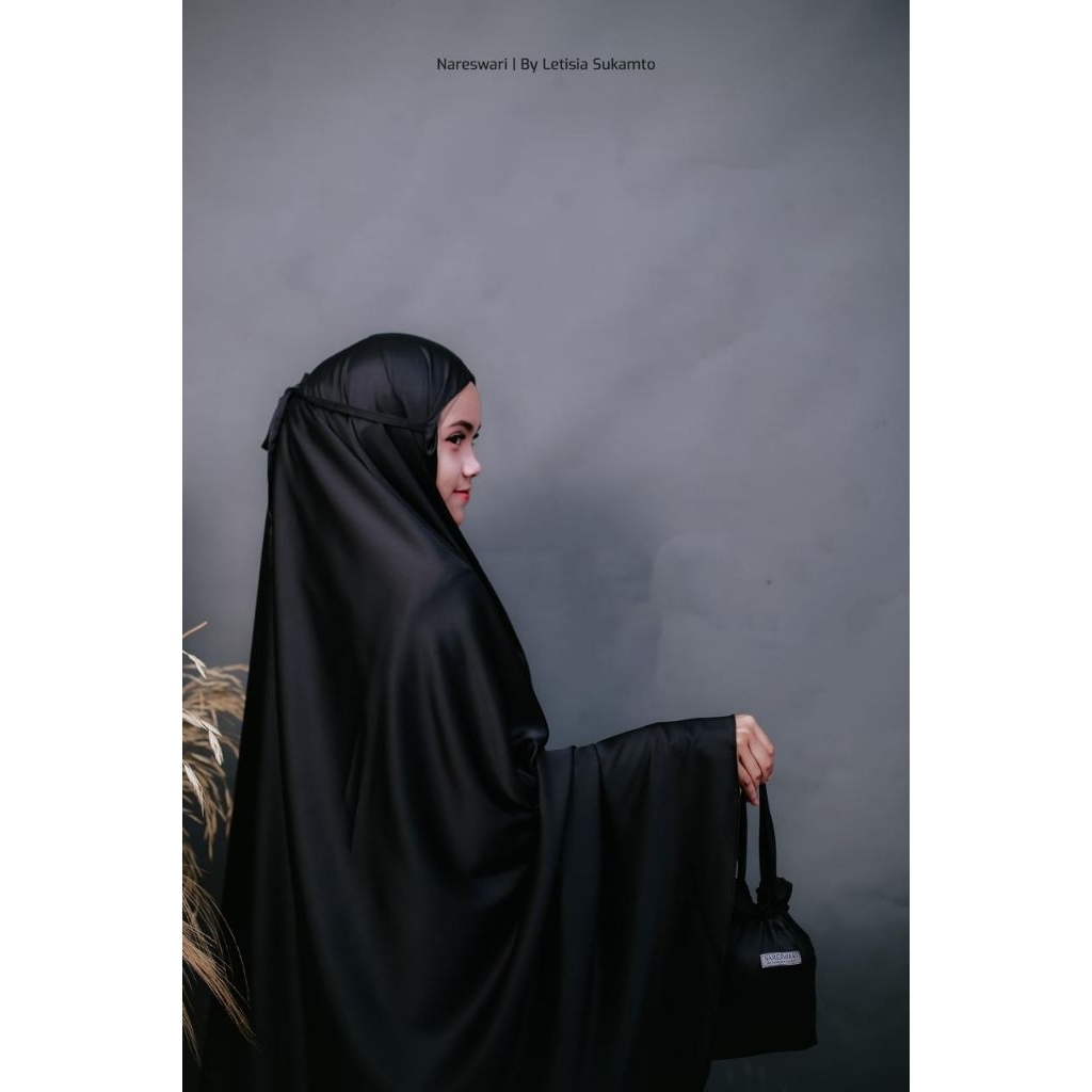 Mukena Armani Silk Hitam Nareswari By Letisia Sukamto