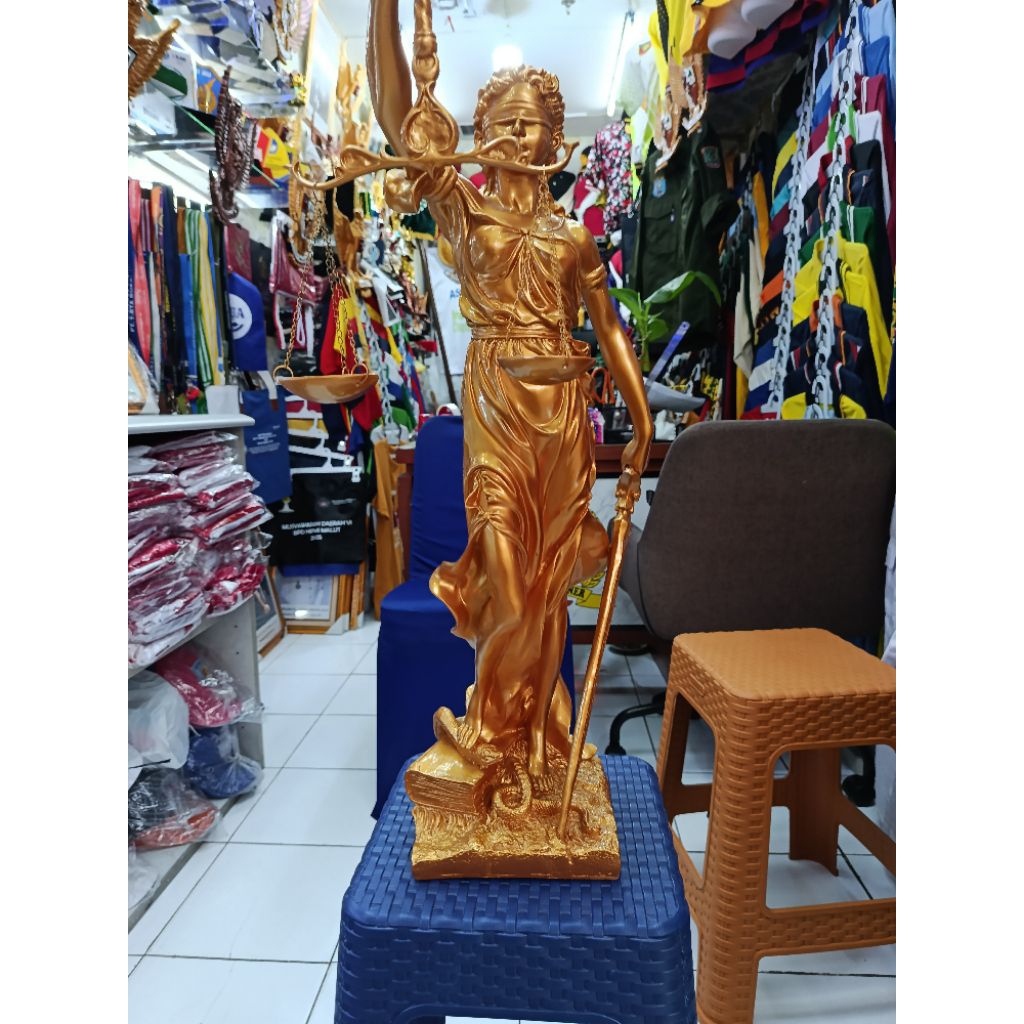 patung dewi keadialn patung hukum pajangan dewi keadilan