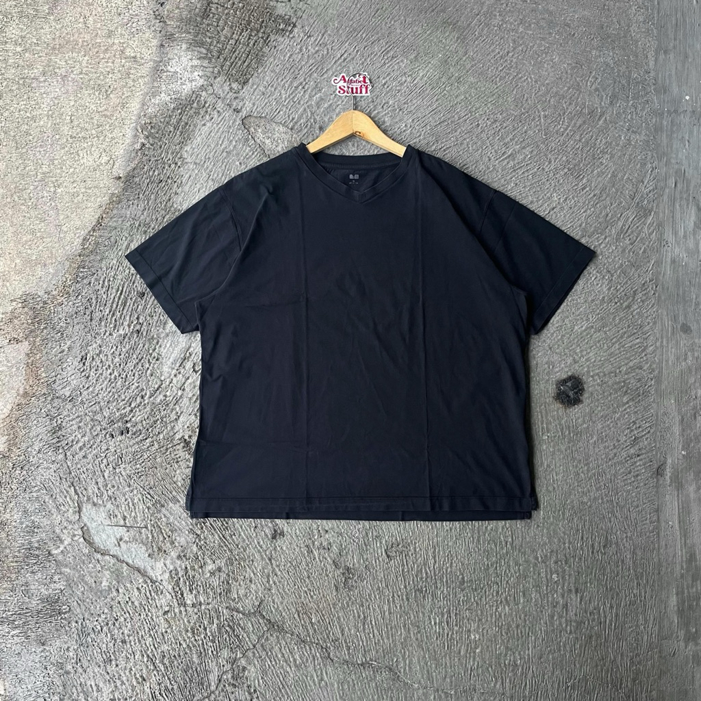 Kaos V-Neck Uniqlo Airism Jumbo TSU637