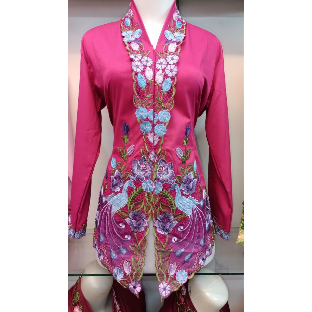 Kebaya Encim Bordir Seri Magenta