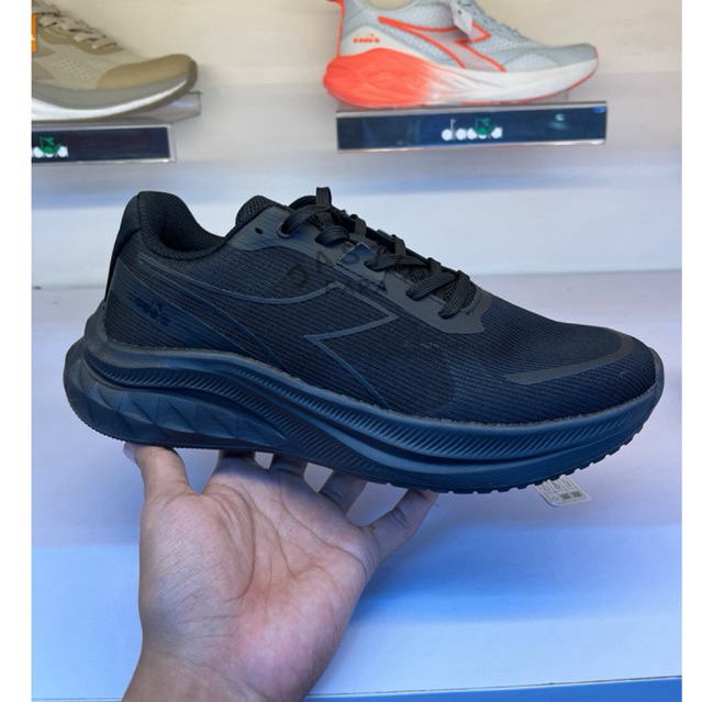 Sepatu Diadora Full Black RIOLA
