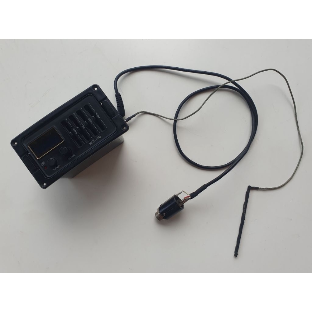 Preamp gitar akustik