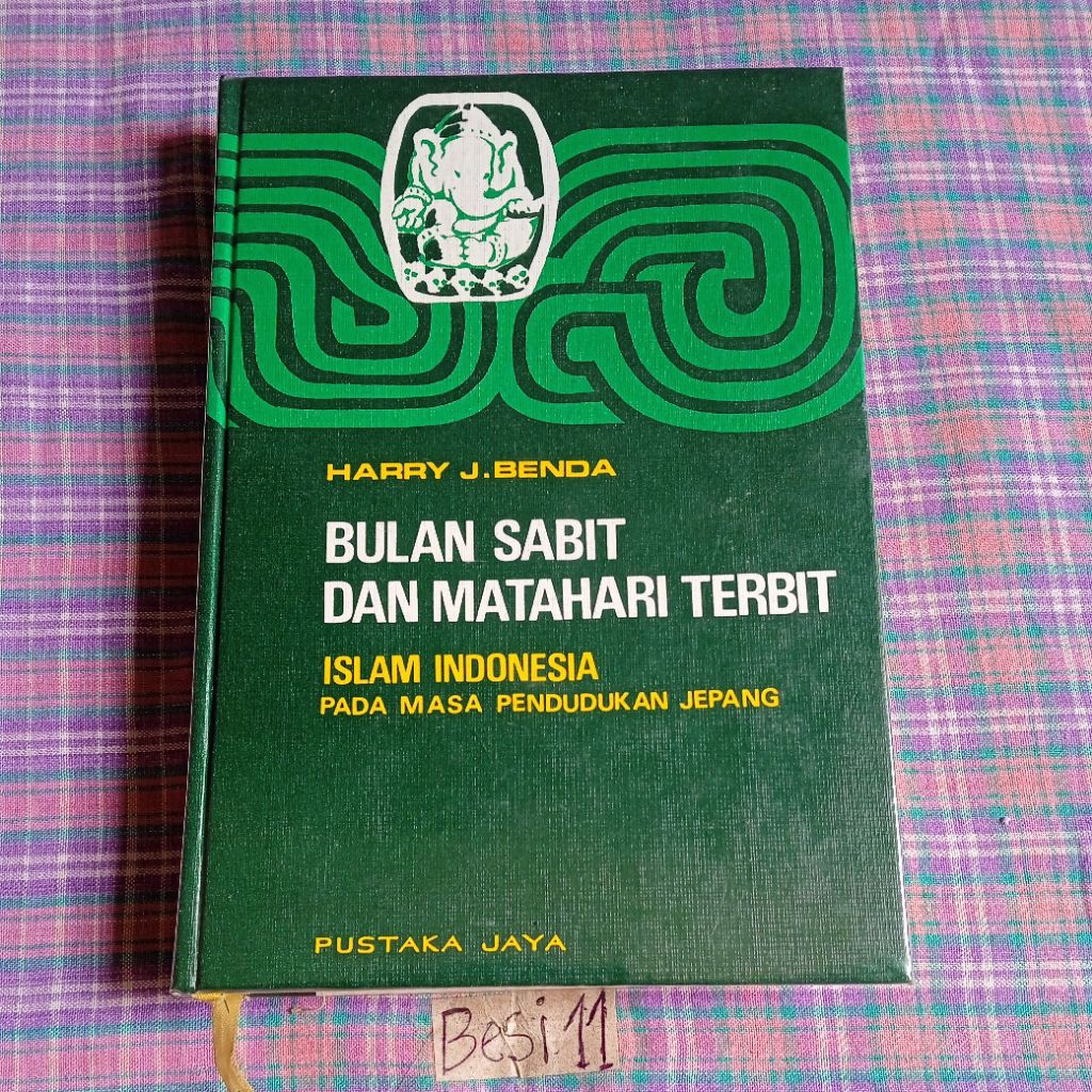 BUKU BULAN SABIT DAN MATAHARI TERBIT ISLAM PADA MASA PENDUDUKAN JEPANG