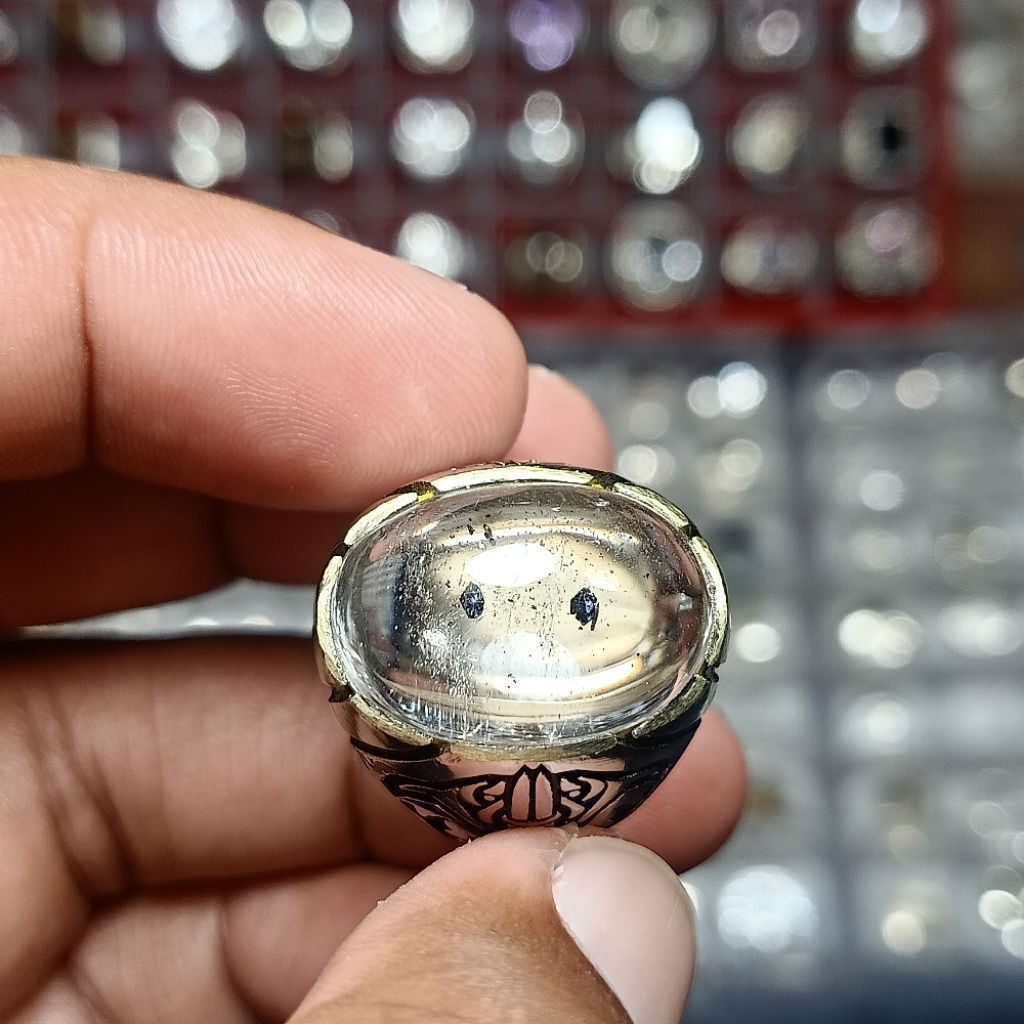 CINCIN PRIA BERMATA BATU KECUBUNG AIR KALIMANTAN ( UNIK/ANTIK ADA ISI PLATINA DALAM BATU )