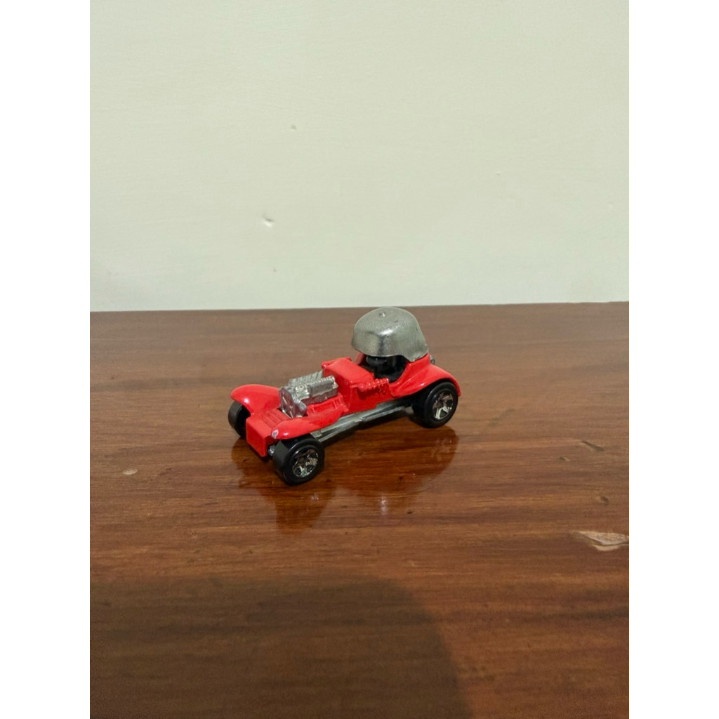 Hot Wheels Red Baron Red - Mainan Mobil Diecast Klasik Helm Tentara (loose)