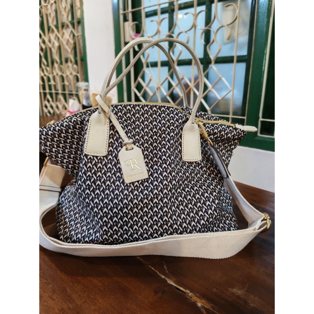 Tas sling Brand Roberto; Sling look a like LC; tas sling nilon muat laptop; tas preloved; shourder b