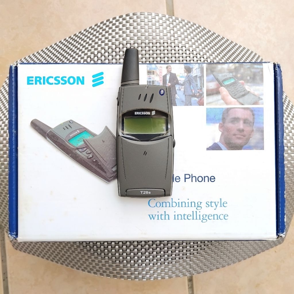 [BACA DESKRIPSI - KHUSUS KOLEKTOR] HP Jadul Ericsson T28 Urban Grey Fullset Original