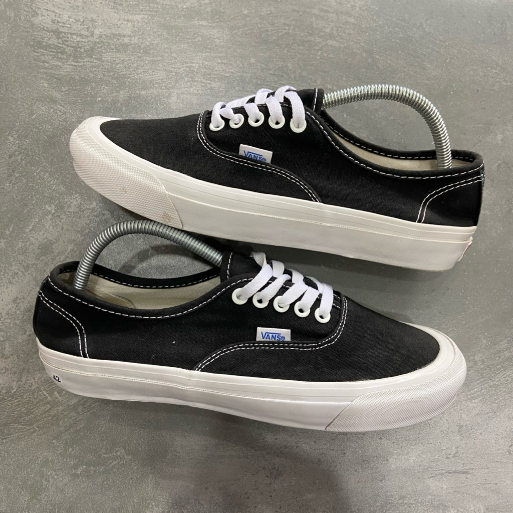 [Size 42] Rare Vans Vault OG Authentic LX Black White Second Original Good Condition. Harga Baru nya