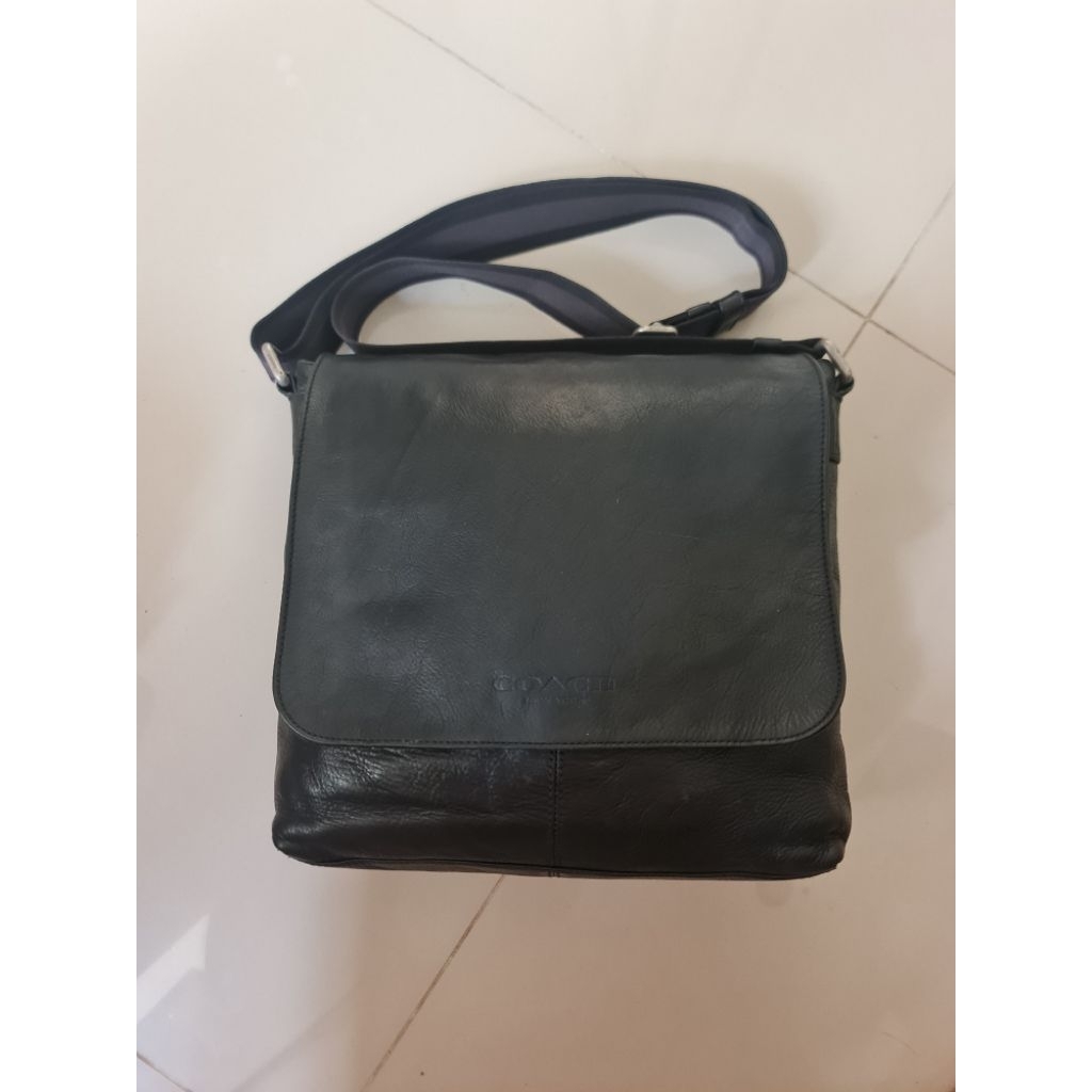 195. Sling Messenger Bag Men Pria Coach Flap Top Black Mantan / Bekas / Second Size : 29cm x 6.5cm ×