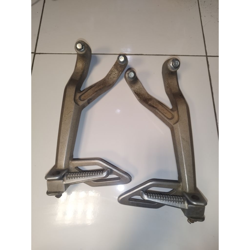 footstep belakang kanan kiri pijakan kaki belakang Yamaha R15 V3