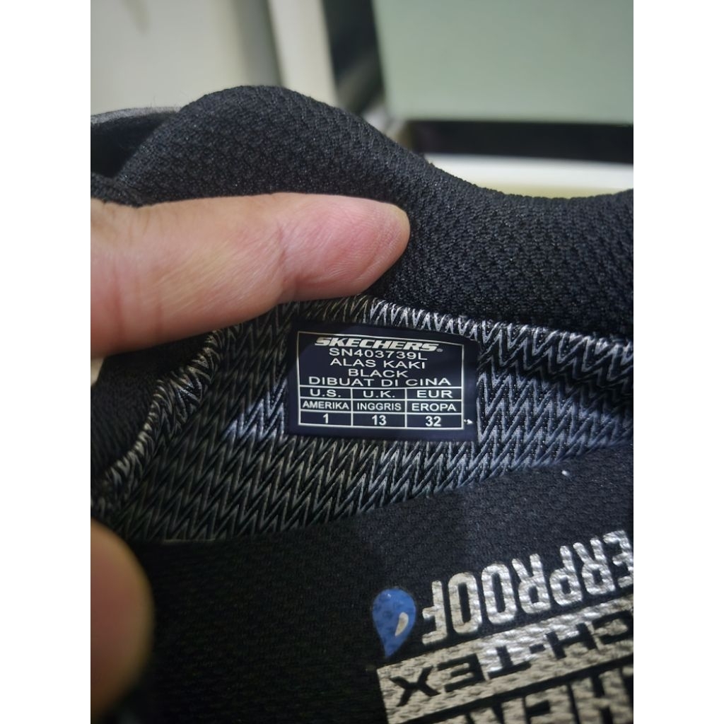 Preloved -Sepatu sekolah anak laki-laki. Skechers, hitam. Original