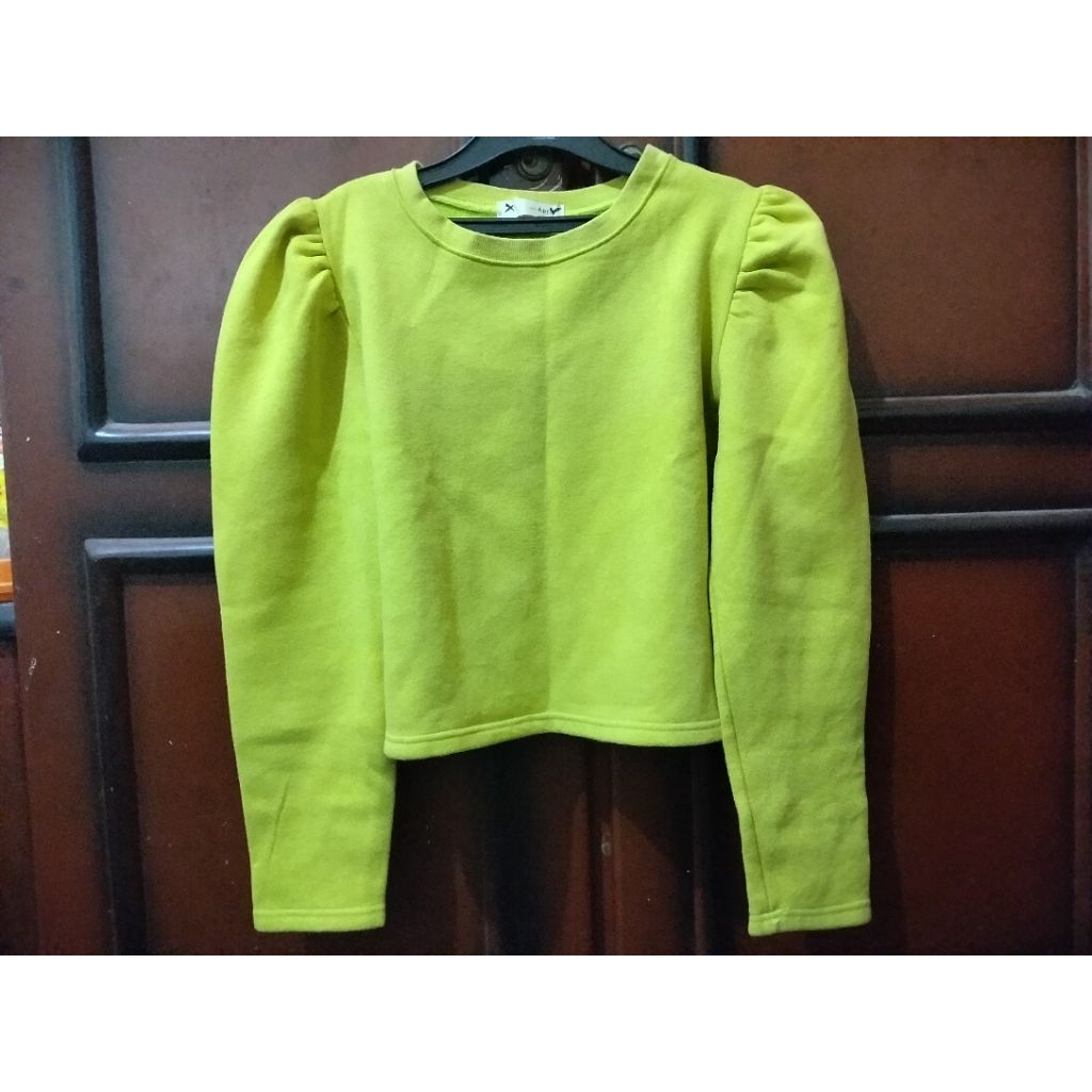 sweater crop puff lengan balon