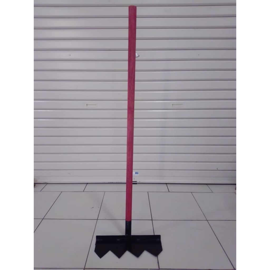 AIGEN Garu Tajam Api Mata 4 / pemadam kebakaran / alat damkar Gagang Kayu
