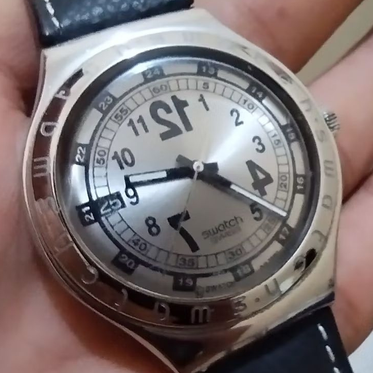Jam tangan full set  Swatch Irony Big "Backward" dengan kode referensi YGS401. Model ini merupakan s