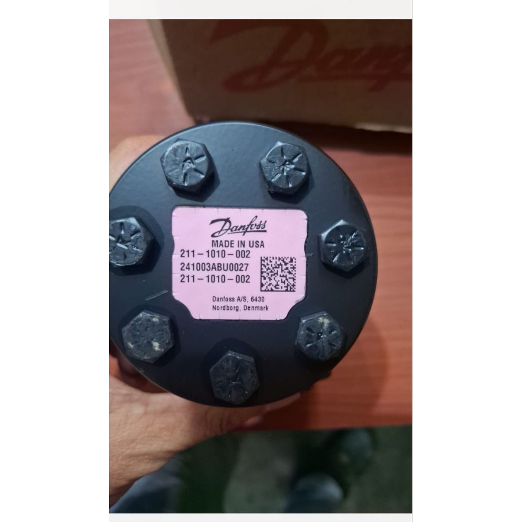 Steering valve only Komatsu GD510 GD511. 23A-40-11200.211-1010-002.  Eaton Danfoss