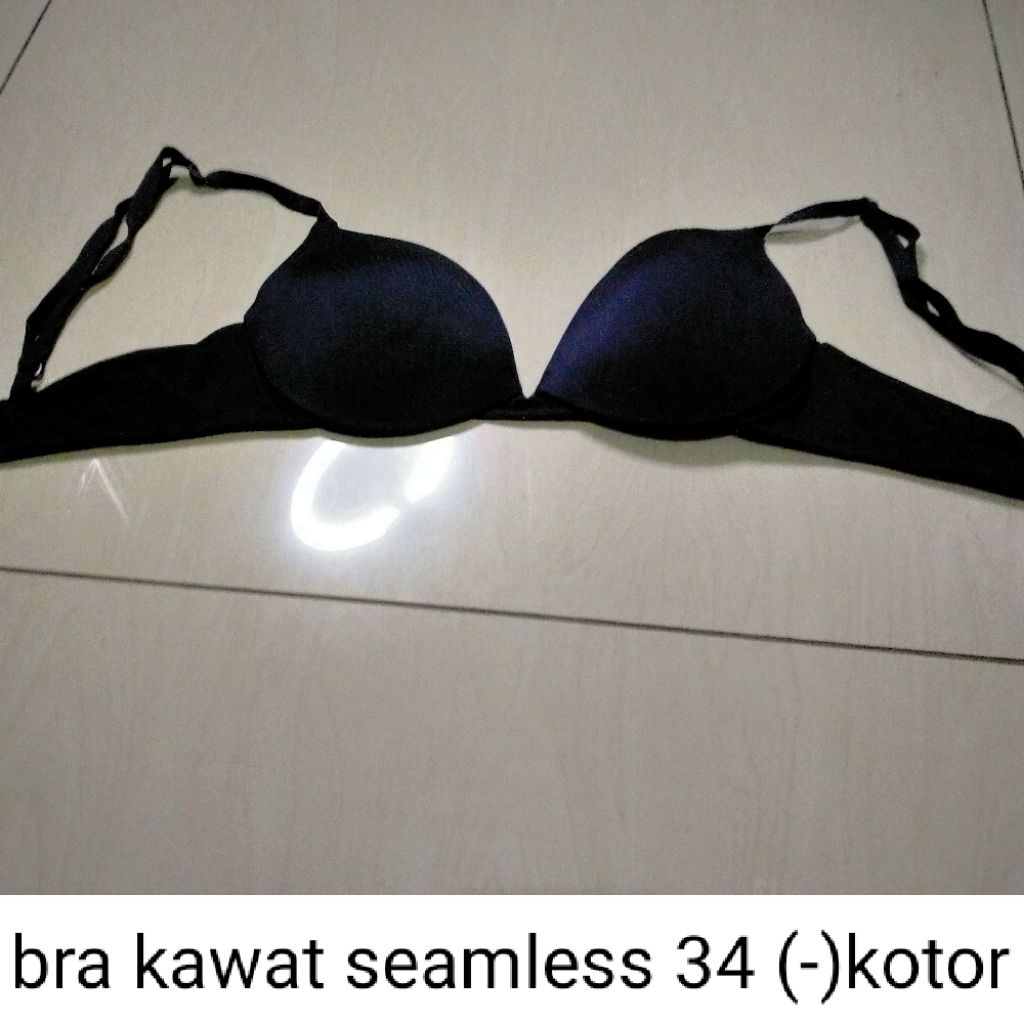 CD dan bra dewasa